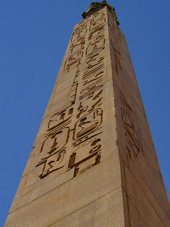 Obelisk vor dem Palazzo Montecitorio Fotos