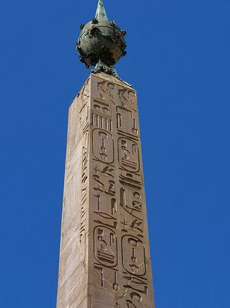 Obelisk vor dem Palazzo Montecitorio Fotos