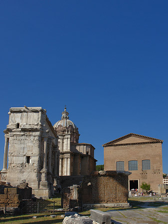 Triumphbogen mit der Curia Iulia