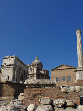 Phokassäule mit der Curia Iulia