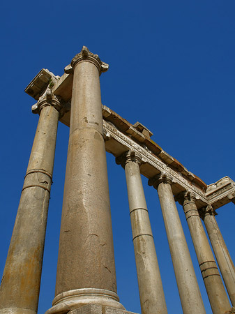 Rostra mit blauem Himmel Foto 