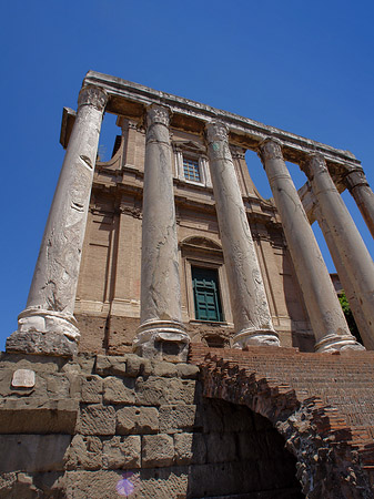 Tempel des Antoninus Pius und der Faustina Foto 