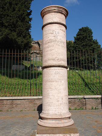 Fotos Säule mit Straßennamen | Rom