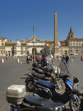 Mofas an der Piazza del Popolo Fotos