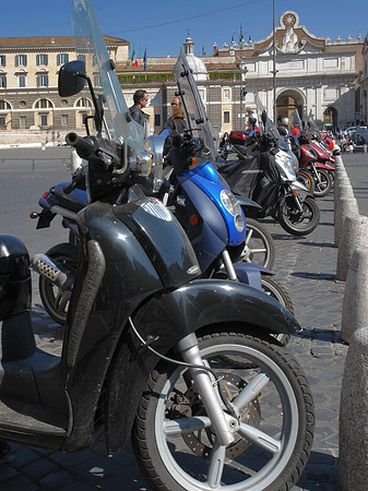 Mofas an der Piazza del Popolo Fotos