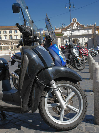 Mofas an der Piazza del Popolo