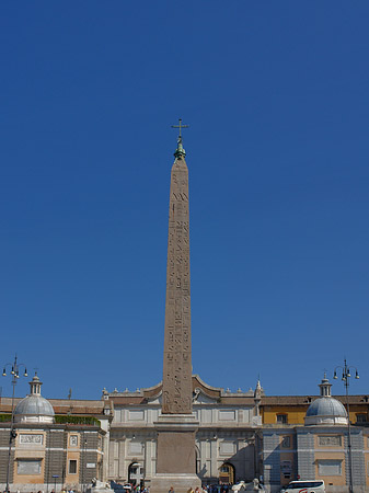 Obelisk mit dem Porta del Popolo Foto 