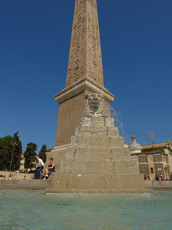 Obelisk mit Wasser Foto 