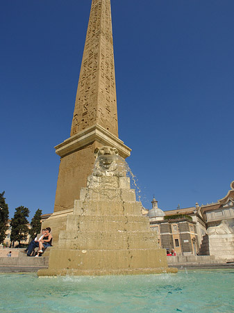 Foto Obelisk mit Wasser