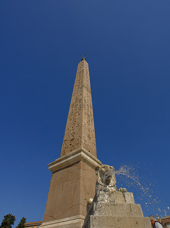 Obelisk und Löwenbrunnen Fotos