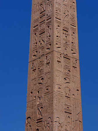 Foto Obelisk und Löwenbrunnen