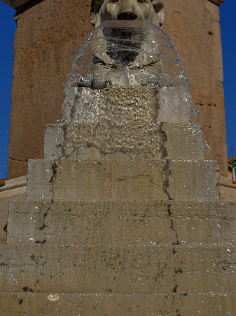 Fotos Obelisk und Löwenbrunnen