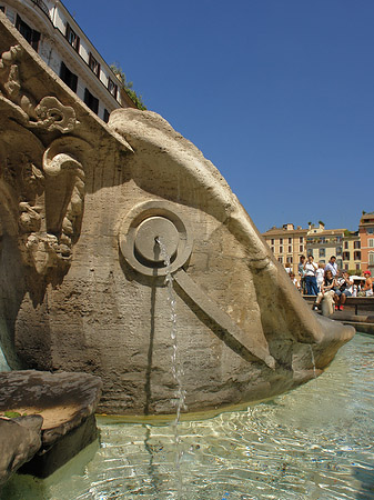 Schiff im Barcaccia Brunnen