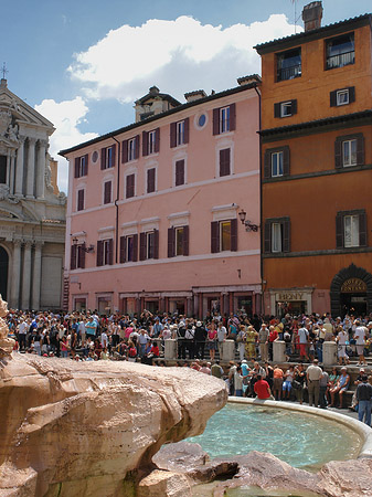 Menschen am Brunnen Fotos