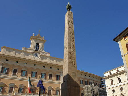 Foto Obelisk vor dem Palazzo Montecitorio