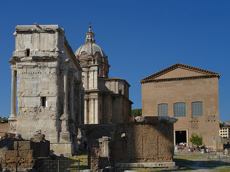 Foto Triumphbogen mit der Curia Iulia