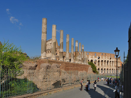 Kolosseum mit dem Forum Romanum Fotos