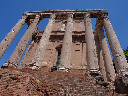 Tempel des Antoninus Pius und der Faustina Foto 