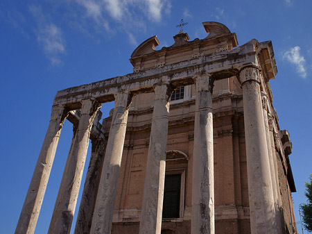 Tempel des Antoninus Pius und der Faustina Foto 