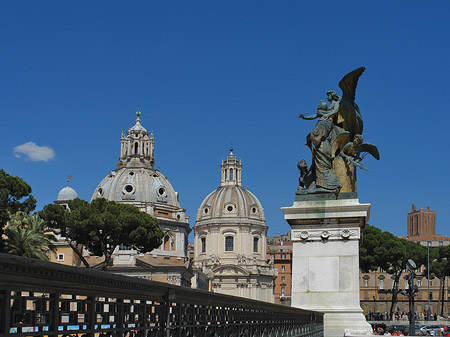 Statue vor der Santa Maria Loreto Foto 