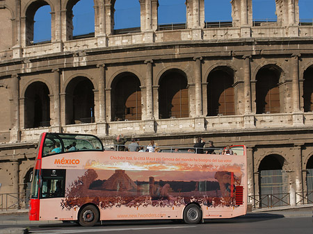 Bus vor dem Kolosseum Foto 