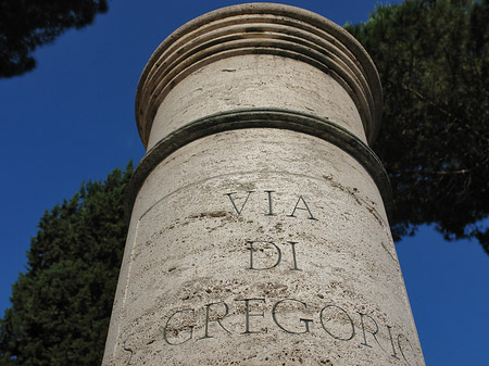 Säule mit Straßennamen Foto 