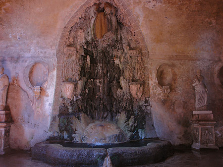 Kalksteinbrunnen am Palatin Foto 