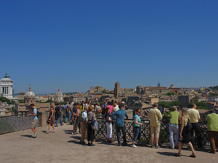 Menschen am Forum Romanum Foto 