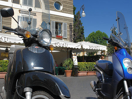 Foto Mofas an der Piazza del Popolo