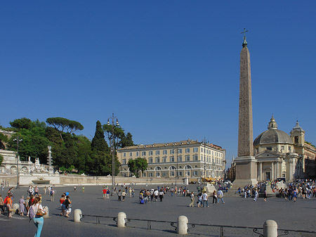 Obelisk und Löwenbrunnen