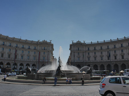 Autos an der Piazza Foto 