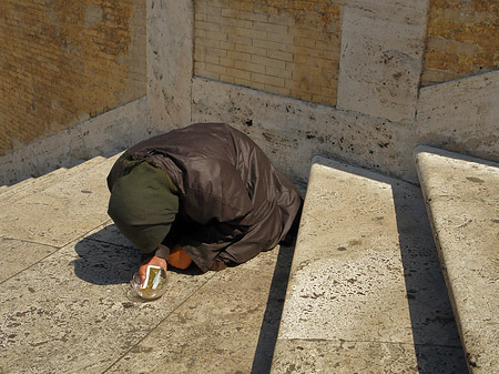 Foto Arme Frau an der Spanischen Treppe - Rom