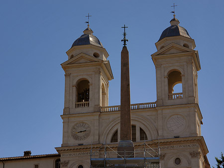 Fotos Kirche mit Obelisk