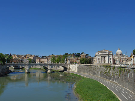 Tiber mit der Vittorio Emanuele II Foto 