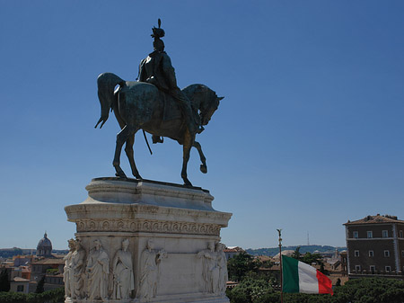 Bronzestatue von Victor Emmanuel Fotos