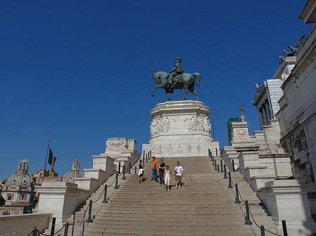 Bronzestatue von Victor Emmanuel Fotos